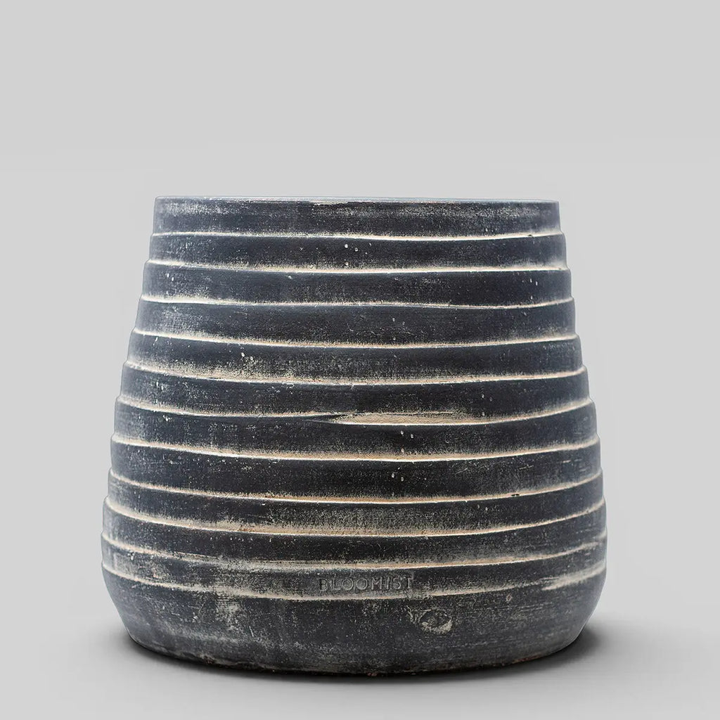 Ridge Terracotta Planter in Dark Charcoal Wash