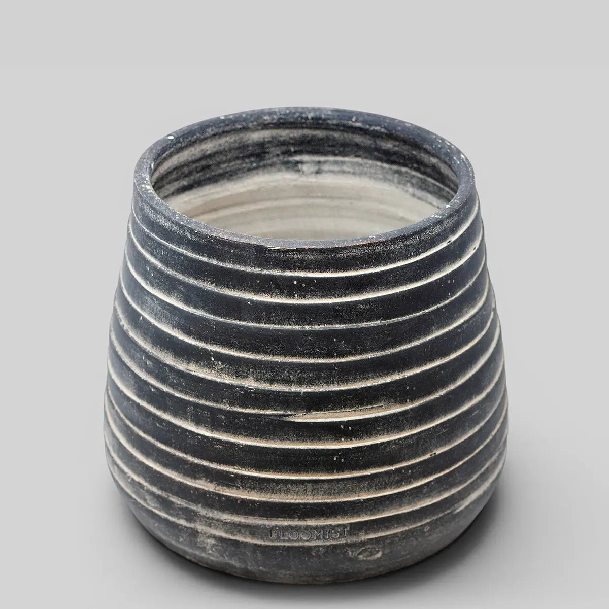 Ridge Terracotta Planter in Dark Charcoal Wash