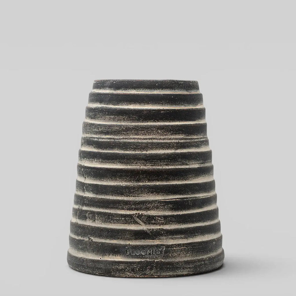Ridge Terracotta Planter in Dark Charcoal Wash
