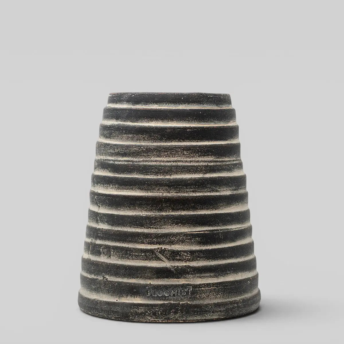 Ridge Terracotta Planter in Dark Charcoal Wash